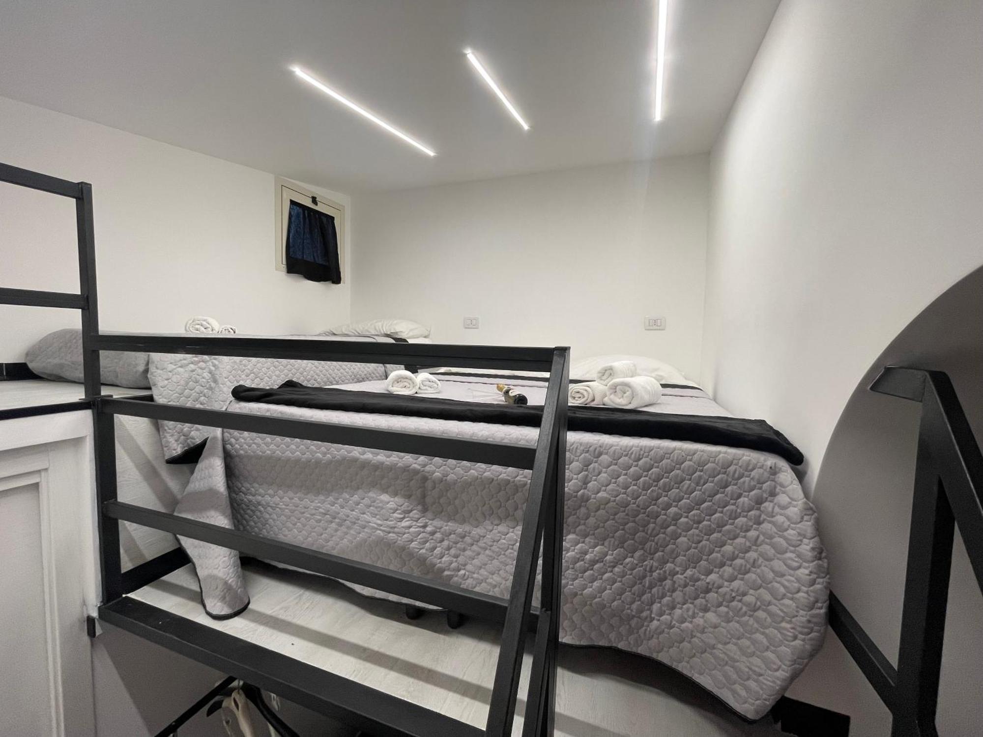 Lux House Airport * Naples