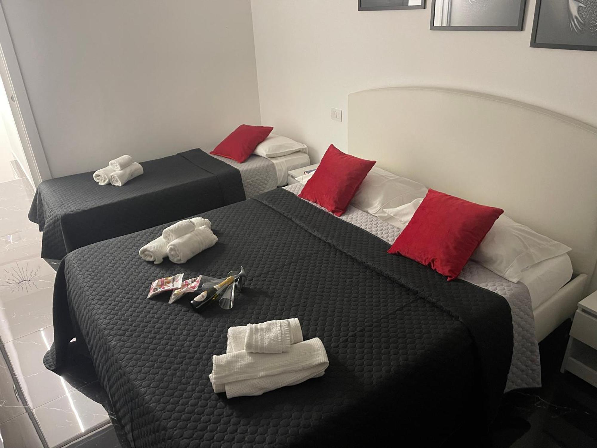Lux House Airport * Naples